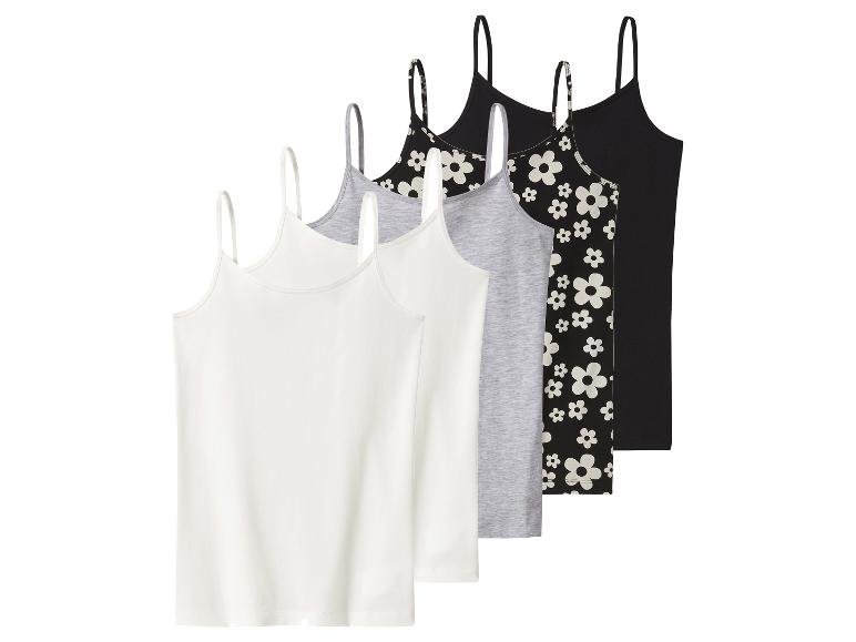 Set aus fünf Spaghettiträgertops: zwei weiße, ein graues, ein schwarzes mit Blumen und ein schlichtes schwarzes.