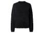 Schwarzer flauschiger Pullover auf weißem Hintergrund.