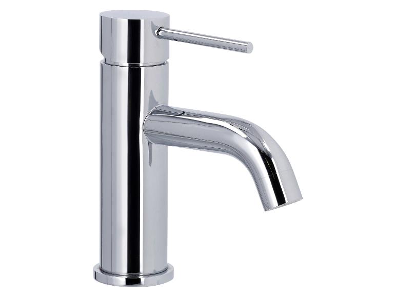 Verchromter Badezimmerhahn mit modernem und elegantem Design.