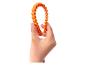 Ein flexibler, orangefarbener Haarreif in der Hand.