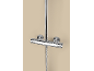 Verchromter Thermostat-Duschmischer mit Handbrauseschlauch.