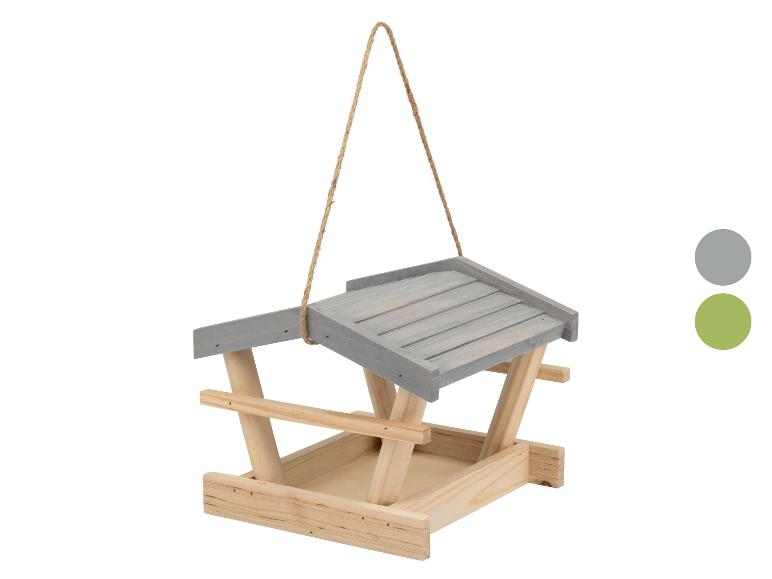 Vogelhäuschen aus Holz mit grauem Dach und Juteschnur zum Aufhängen.