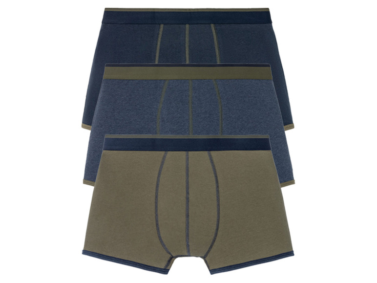 Drei Paar Boxershorts in dunkelblau und grün.