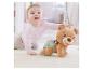 Baby krabbelt mit einem Spielzeugbären, der eine Windel und einen Marienkäfer trägt.