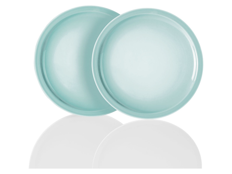 Zwei hellblaue Teller.