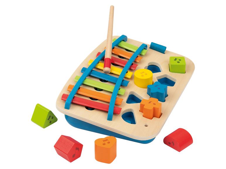 Holzspielzeug mit Xylophon und Formensortierer in leuchtenden Farben.