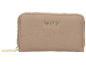 Beige Geldbörse mit Reißverschluss und goldenem Logo.