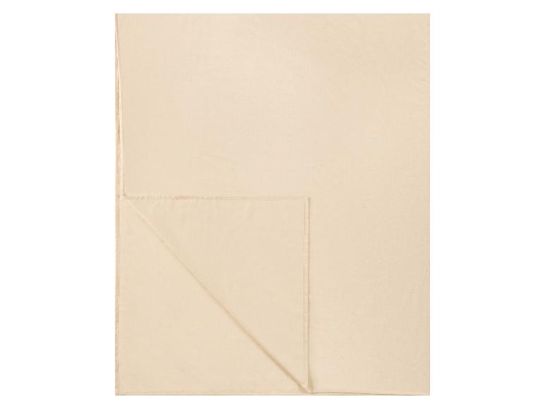 Helle beige Decke oder Laken, gefaltet mit einem genähten Rand.