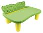 Grüner und gelber Kindertisch mit geprägten Tierformen