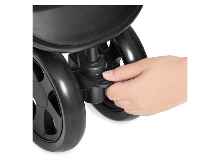 Hand verstellt das Rad eines schwarzen Hauck Kinderwagens.
