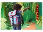 Kind mit blauem und rotem Rucksack, das in einer Papierdschungelkulisse zeigt.