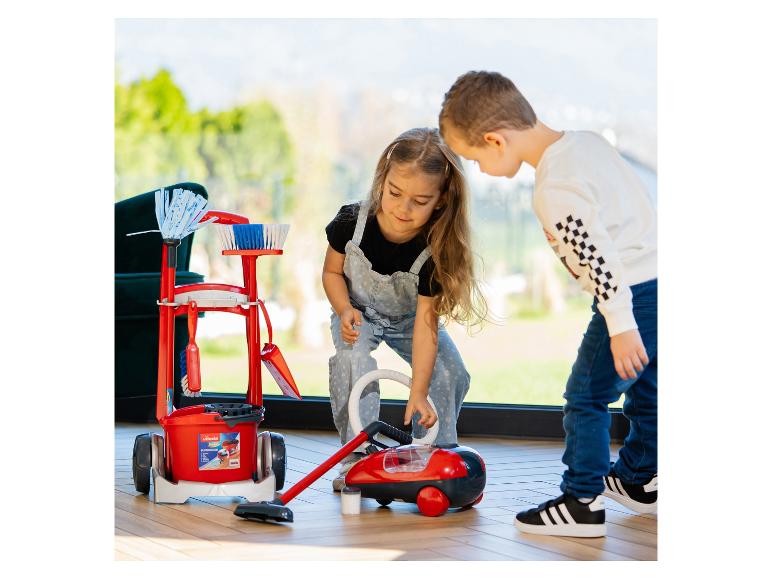Zwei Kinder spielen mit einem Vileda Reinigungsset, inklusive Staubsauger und Wagen.