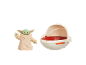 Kleine Spielfigur eines grünen Alien-Babys mit seiner schwebenden Wiege