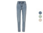 Hellblaue Jeans mit hoher Taille.