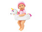 Eine Baby Puppe mit einem aufblasbaren Einhorn.