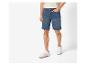 Jeans-Shorts und weiße Sneaker für Herren.