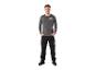 Mann in grauem Langarmshirt und schwarzer Arbeitshose