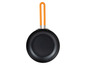 Eine schwarze Pfanne mit einem orangenen Griff.