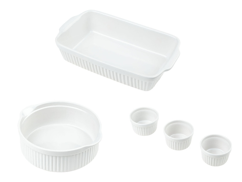 Eine weiße Auflaufform und drei kleinere Backformen.