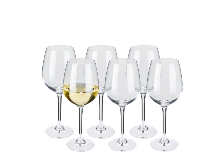 Sechs Weingläser, eines mit Weißwein gefüllt, auf schwarzem Hintergrund.