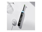 Eine schwarze Oral-B Genius X elektrische Zahnbürste mit Ladegerät.