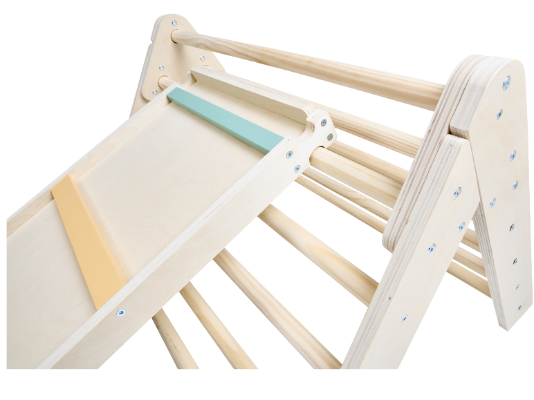 Holzklettergerüst mit Rutsche und Leiter, aus Naturholz mit Pastellakzenten.