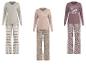 Drei Pyjama-Sets: beige mit karierter Hose, rosa mit Blumenhose und lila mit Blumenhose.