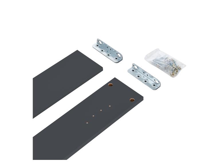 Zwei graue Holzbretter, zwei Metallscharniere und eine Packung Schrauben.