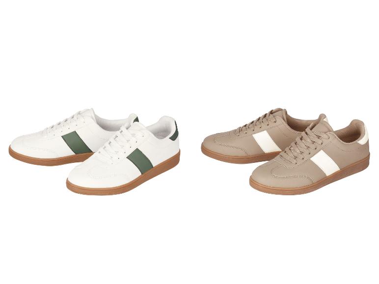 Zwei Paar Sneaker: weiße mit grünen Streifen und beige mit weißen Streifen.