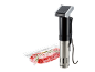 Sous-Vide-Garer und vakuumverpacktes Fleisch mit Rosmarin.