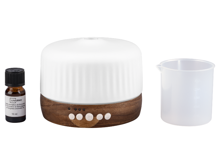 Aromatherapie-Diffusor mit ätherischem Öl und Messbecher.