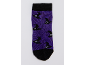 Lila Socke mit schwarzen Hexenhutmustern, perfekt für Halloween.