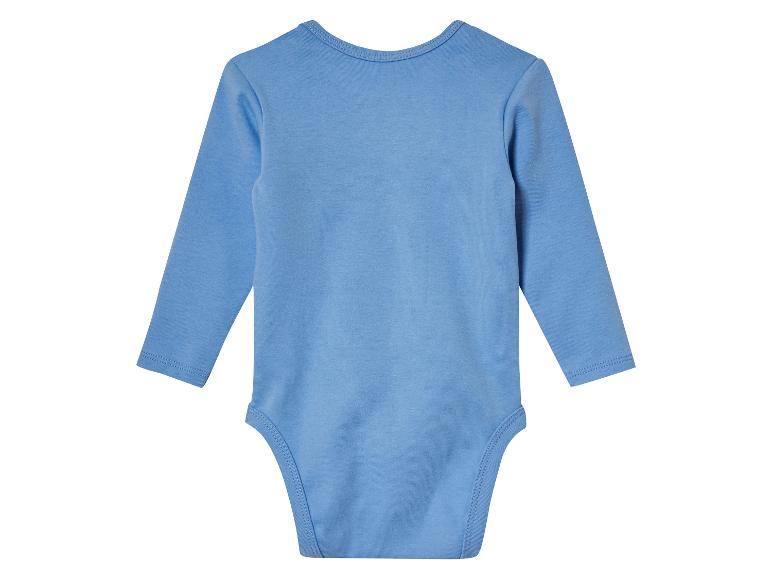 Ein hellblauer Baby Strampler mit langen Ärmeln.