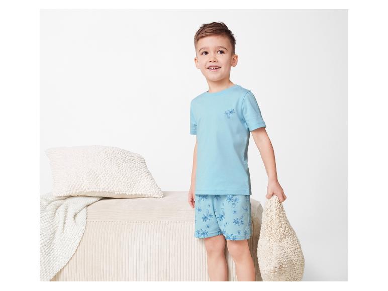 Jungen-Pyjama, hellblaues T-Shirt und Shorts mit Palmenmuster.