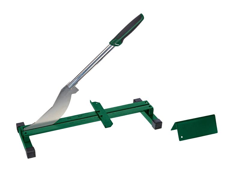 Ein grüner Pflastersteinschneider mit Metallklinge und Basis, daneben ein zusätzliches Teil.