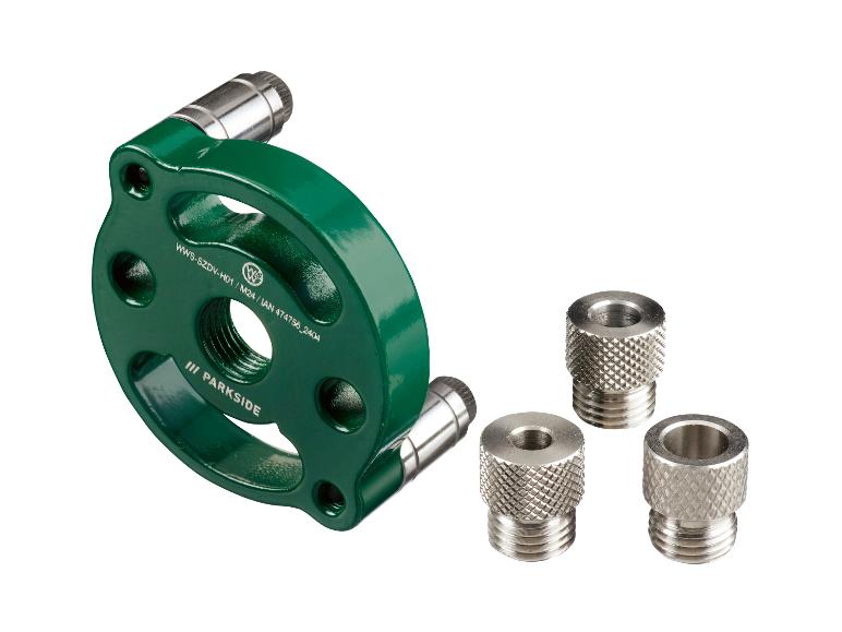 Ein grüner Parkside Werkzeugträger mit drei metallenen Aufsätzen.