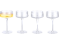 Set aus vier geriffelten Sektschalen, eine davon mit Schaumwein gefüllt.
