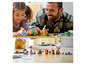 Ein Kind und ein Erwachsener bauen mit LEGO® Creator 3-in-1 Sets, darunter ein Helikopter.