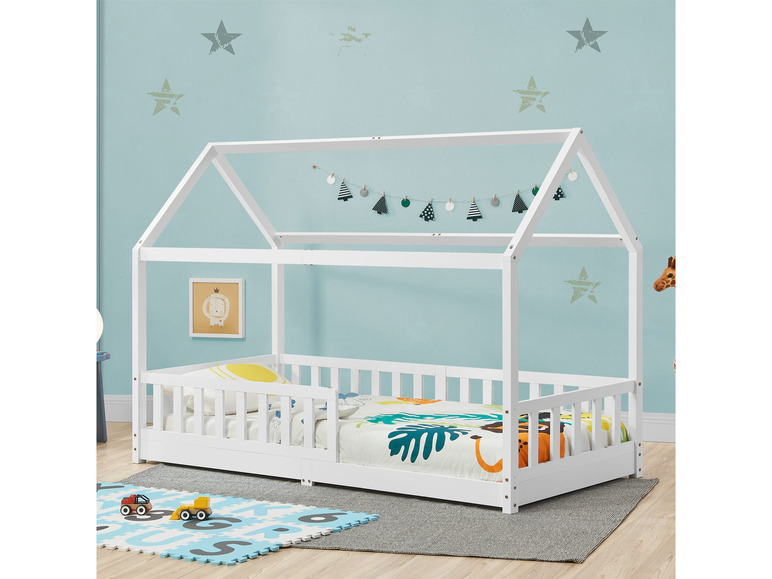 Ein weißes Holzbett mit Hausdesign für Kinder.