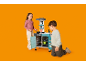 Zwei Kinder spielen mit einer modernen, farbenfrohen Spielküche.