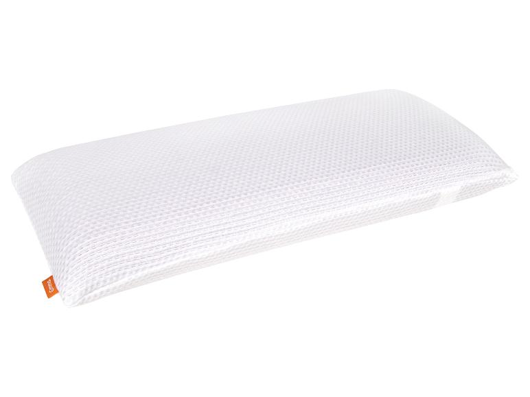 Weißes rechteckiges Kissen mit strukturierter Oberfläche und orangefarbenem Etikett.
