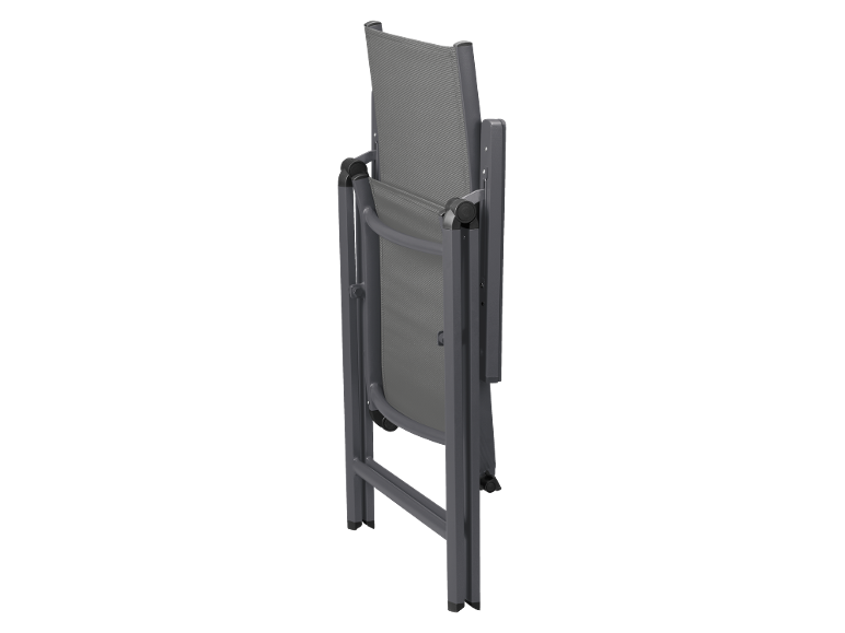 Klappstuhl mit grauer Netzrückenlehne und Sitzfläche, aufrecht stehend.