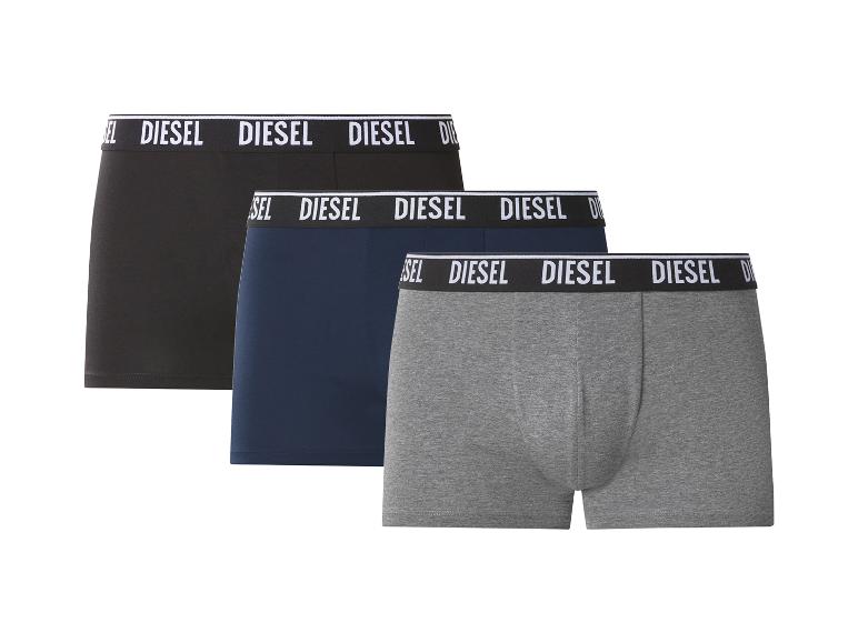 Drei Herren-Boxershorts in Schwarz, Marineblau und Grau mit Text auf dem Gummibund.