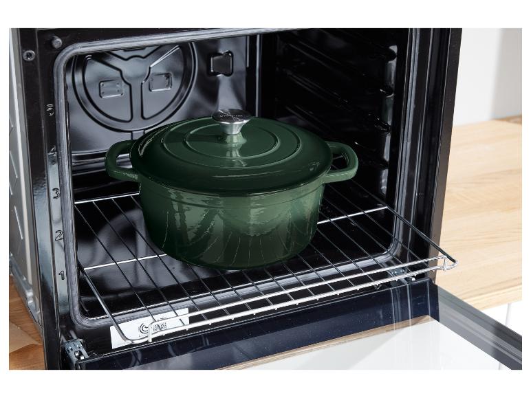Grüner gusseiserner Topf SilverCrest im Ofen.