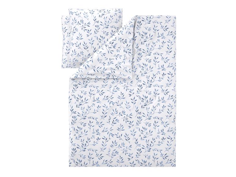 Weiße Bettwäsche mit blauem Blättermuster.