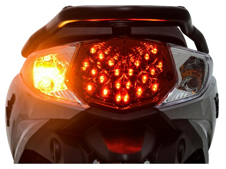 Motorrad-Rücklicht mit eingeschaltetem Blinker und Bremslicht