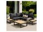 Outdoor-Lounge-Set mit dunkelgrauen Kissen und Holztischen auf einer Terrasse.
