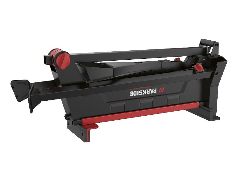 Ein schwarzer und roter Fliesenschneider auf weißem Hintergrund.