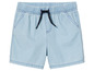 Hellblaue Shorts mit Kordelzug.