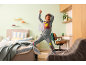Junge in grauem Kinder-Sportset mit Cartoon-Motiv posiert im Kinderzimmer.